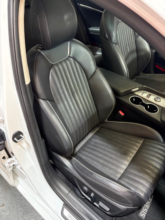 2022 Genesis G70 Image 27