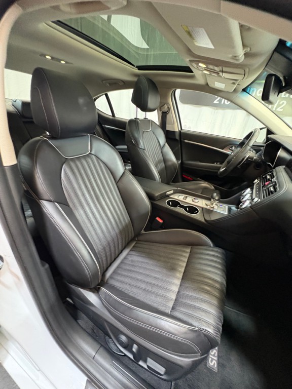 2022 Genesis G70 Image 31