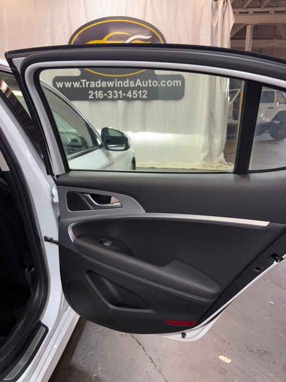 2022 Genesis G70 Image 32