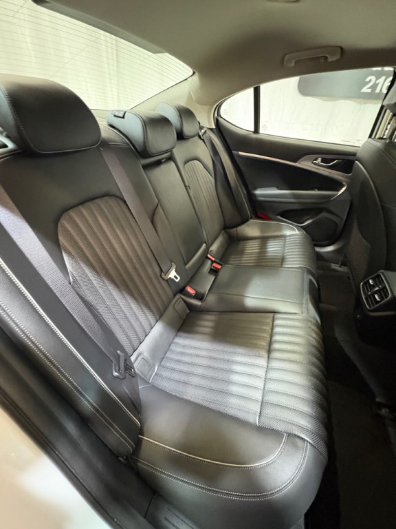 2022 Genesis G70 Image 37
