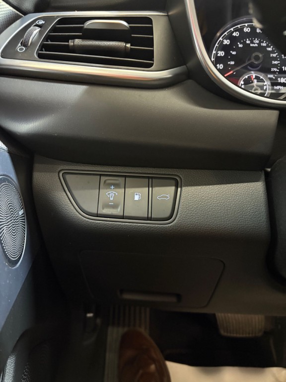 2022 Genesis G70 Image 17