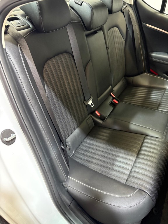 2022 Genesis G70 Image 33