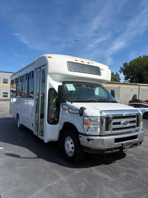 2017 Ford Econoline Image 2