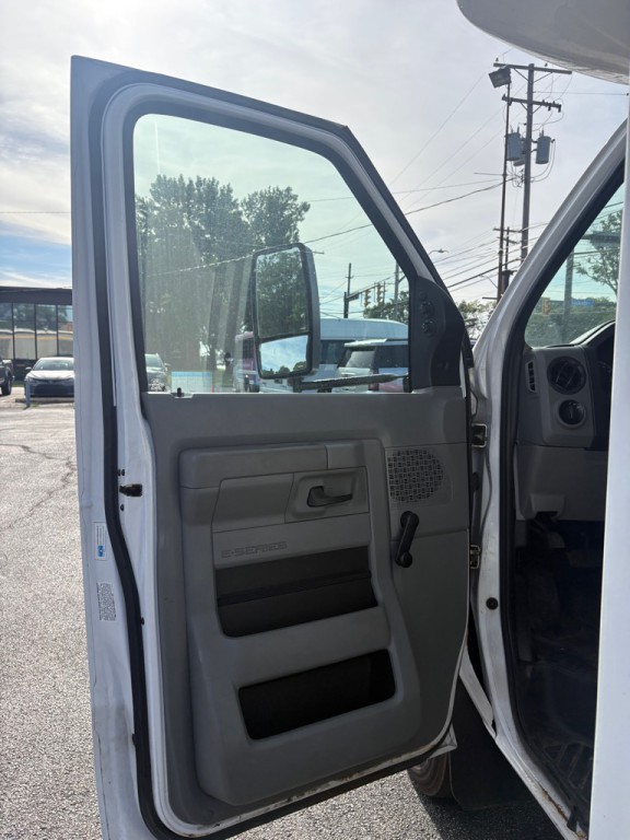 2017 Ford Econoline Image 14