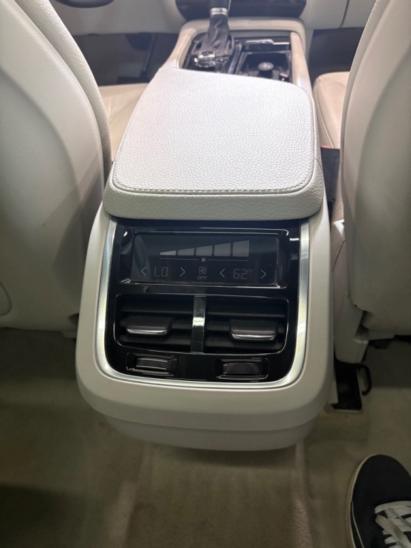 2016 Volvo XC90 Image 32