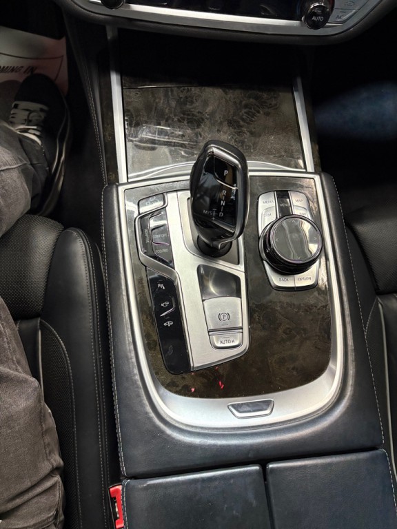 2017 BMW 7 Series Image 23