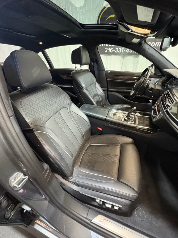 2017 BMW 7 Series Image 32
