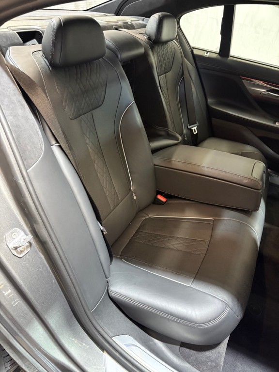 2017 BMW 7 Series Image 34