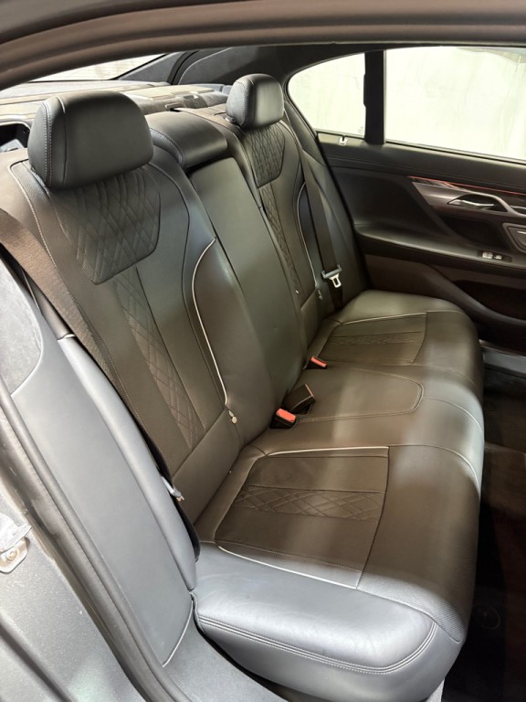 2017 BMW 7 Series Image 35