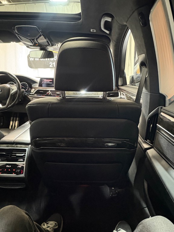 2017 BMW 7 Series Image 36
