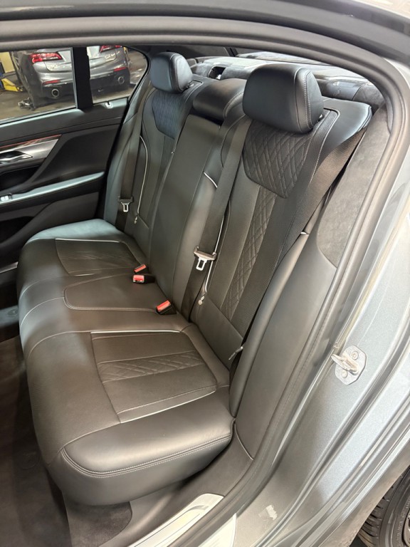 2017 BMW 7 Series Image 43