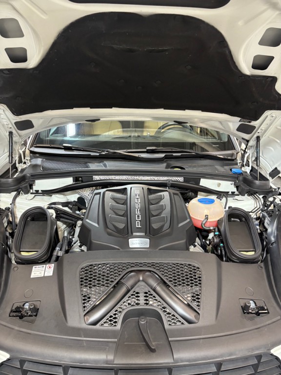2018 Porsche Macan Image 12