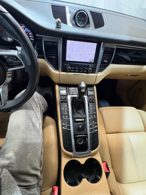 2018 Porsche Macan Image 18