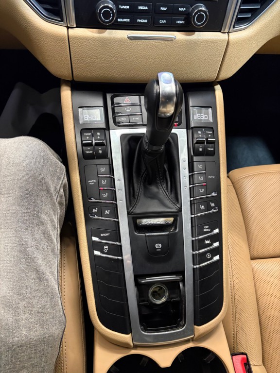2018 Porsche Macan Image 21