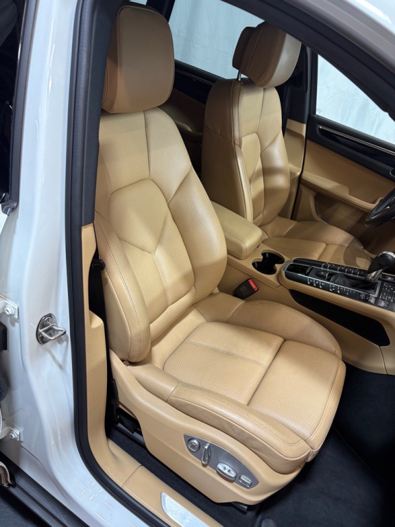 2018 Porsche Macan Image 25