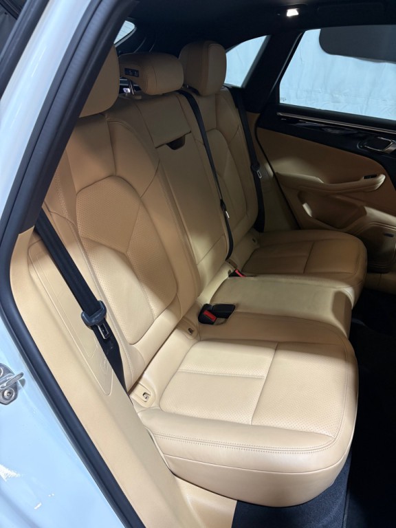2018 Porsche Macan Image 31