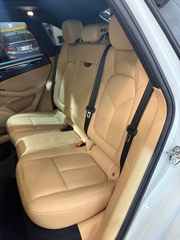 2018 Porsche Macan Image 37