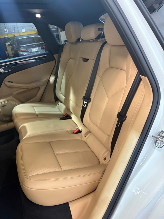 2018 Porsche Macan Image 38