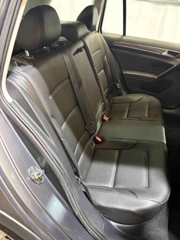 2017 Volkswagen Golf Image 32