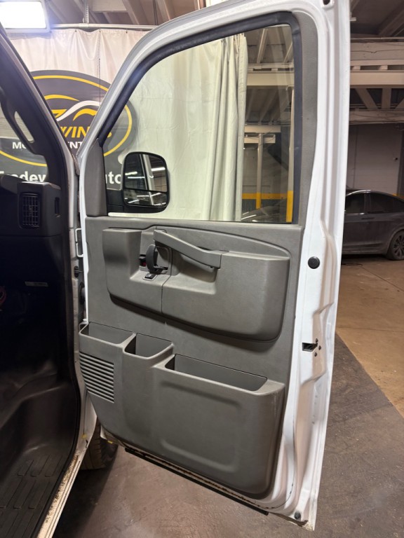 2019 Chevrolet Express Image 24