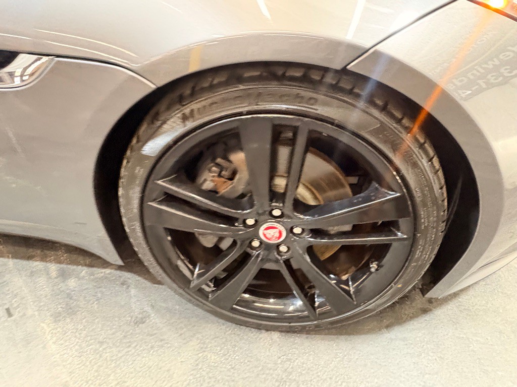 2017 Jaguar F-TYPE Image 31