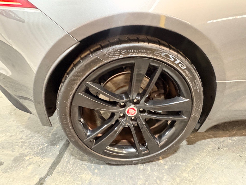 2017 Jaguar F-TYPE Image 32