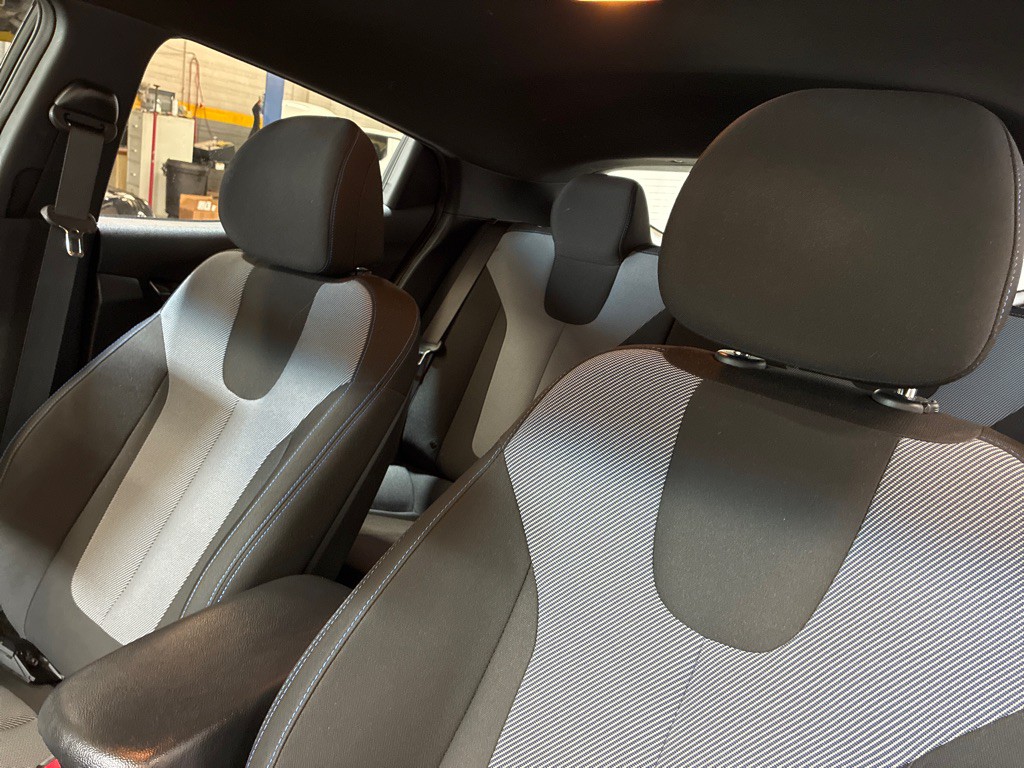 2019 Hyundai Veloster Image 17
