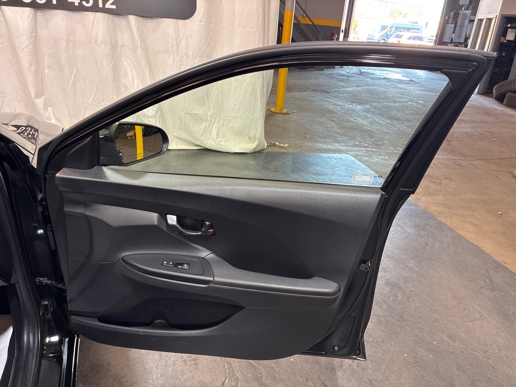 2019 Hyundai Veloster Image 24