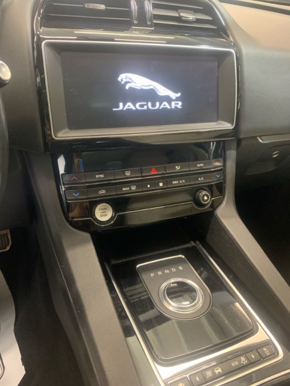 2019 Jaguar F-PACE Image 10