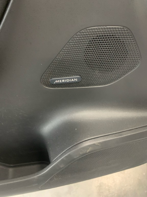 2019 Jaguar F-PACE Image 17