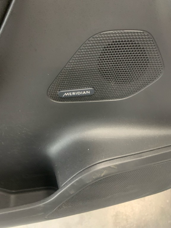 2019 Jaguar F-PACE Image 32