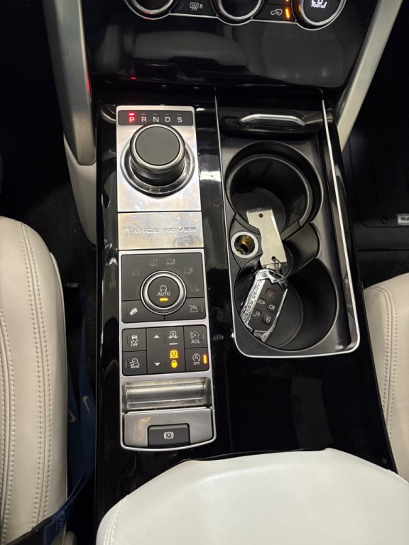 2016 Land Rover Range Rover Image 25