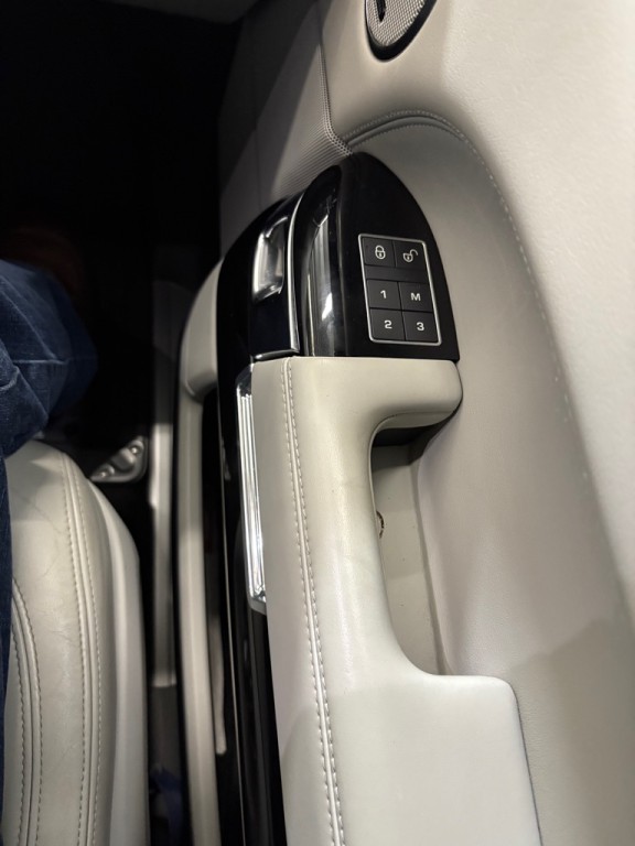 2016 Land Rover Range Rover Image 35