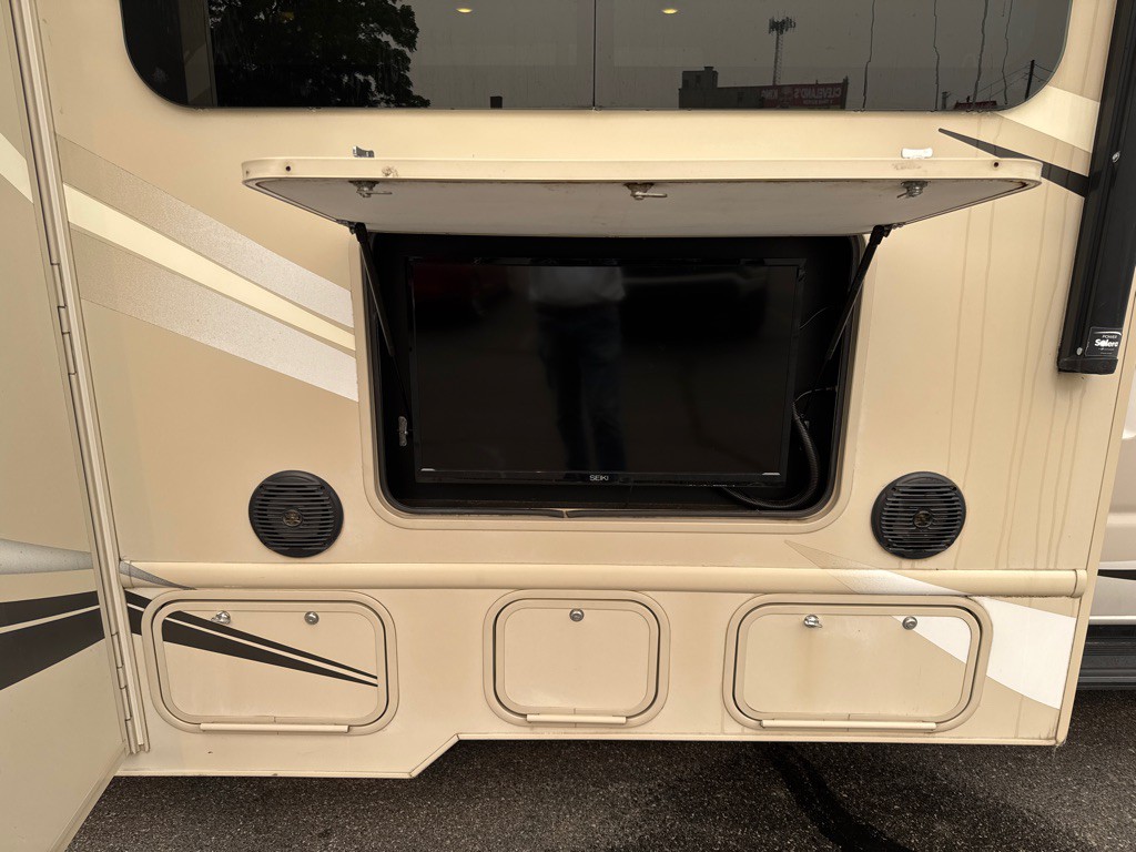 2016 Ford Econoline Image 33