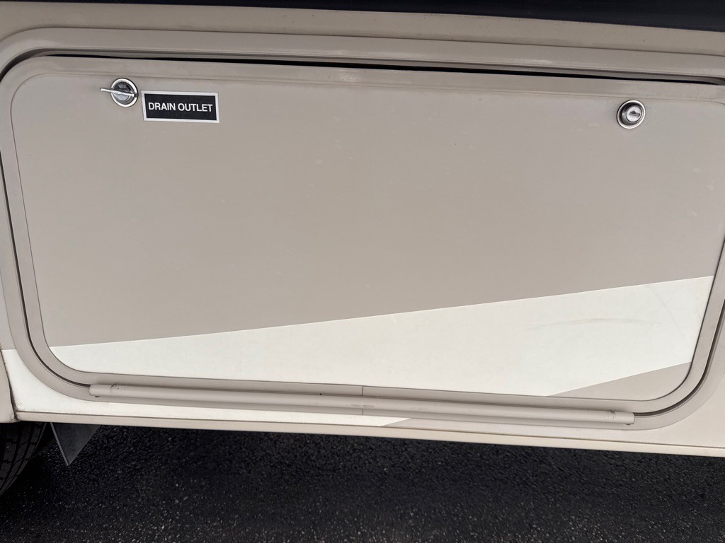2016 Ford Econoline Image 40