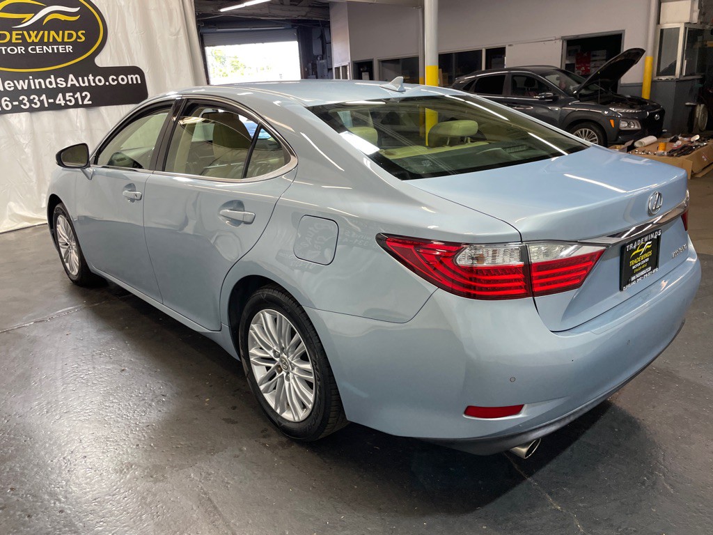 2013 Lexus ES Image 5