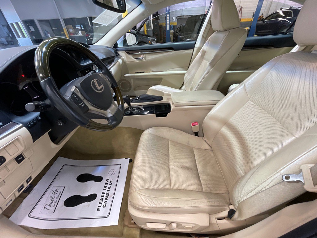 2013 Lexus ES Image 21