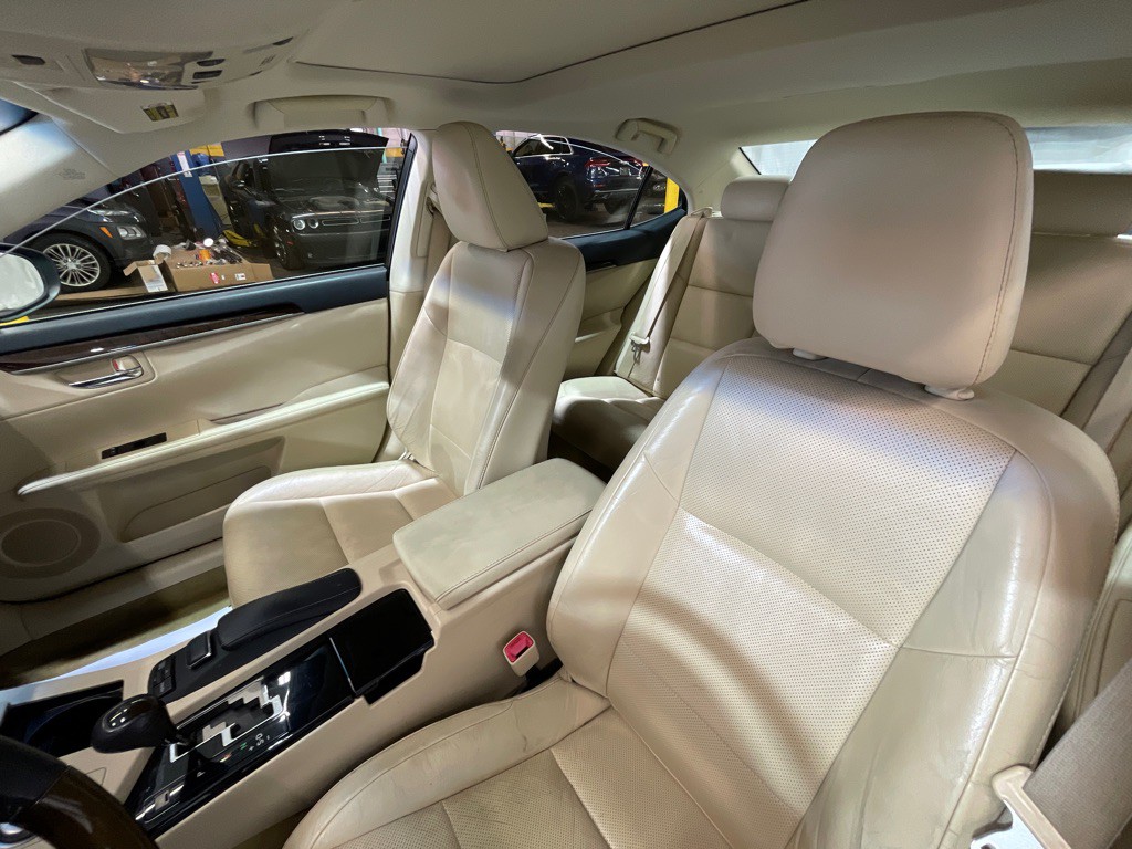 2013 Lexus ES Image 23
