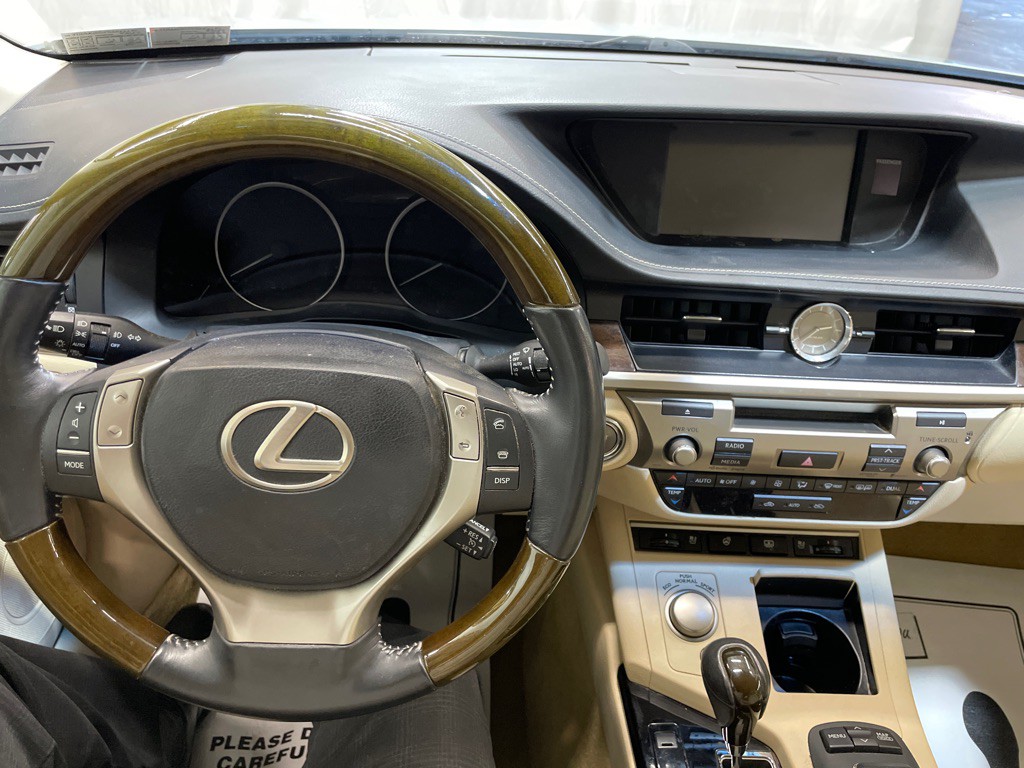 2013 Lexus ES Image 24