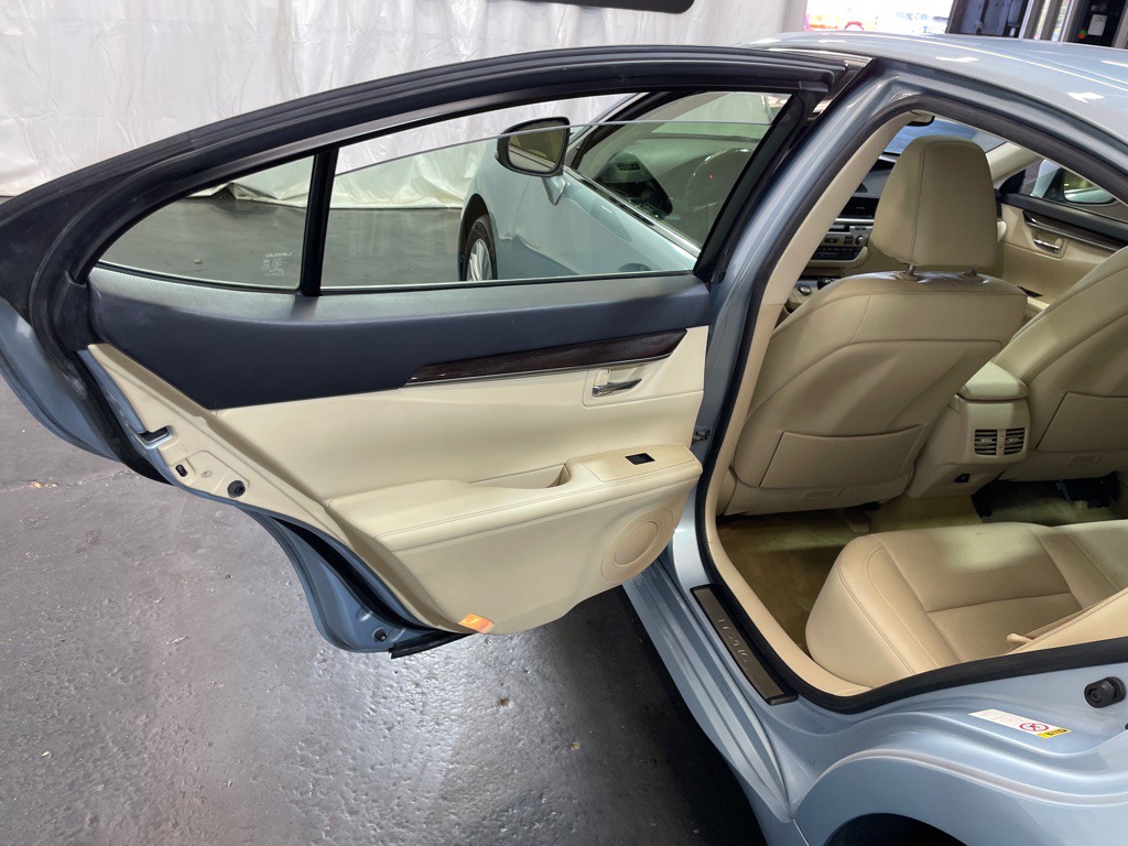 2013 Lexus ES Image 26