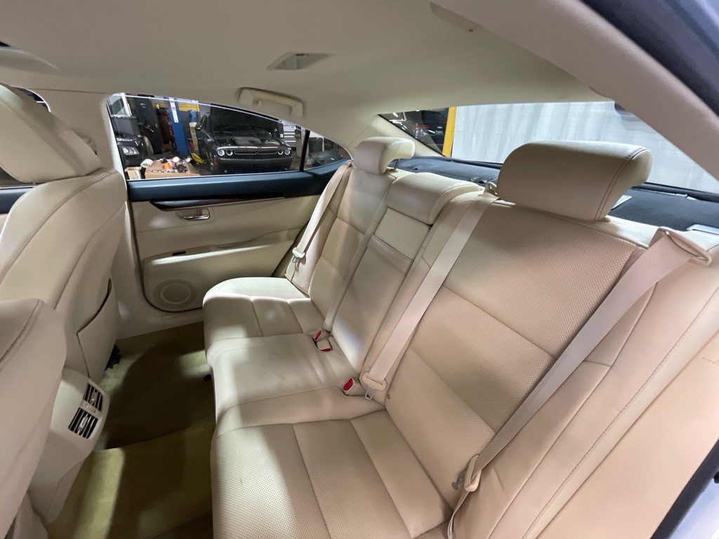 2013 Lexus ES Image 30