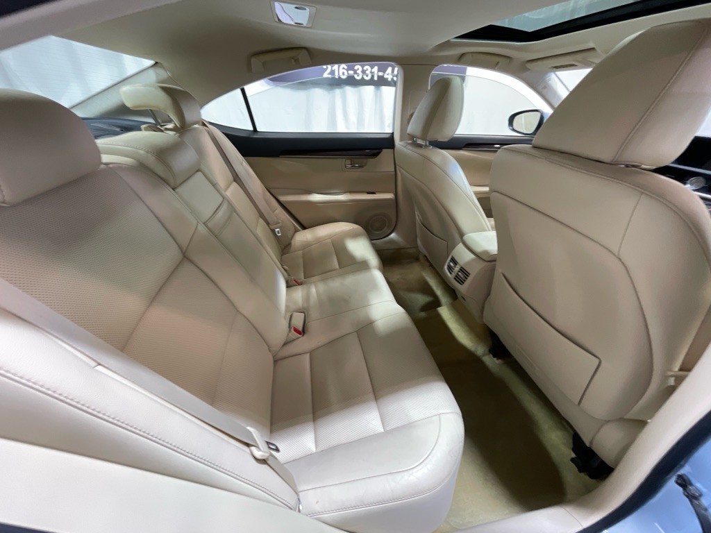 2013 Lexus ES Image 33