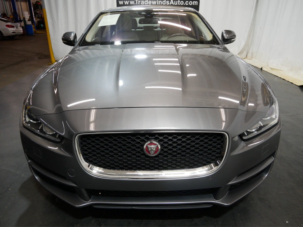 2018 Jaguar XE Image 2