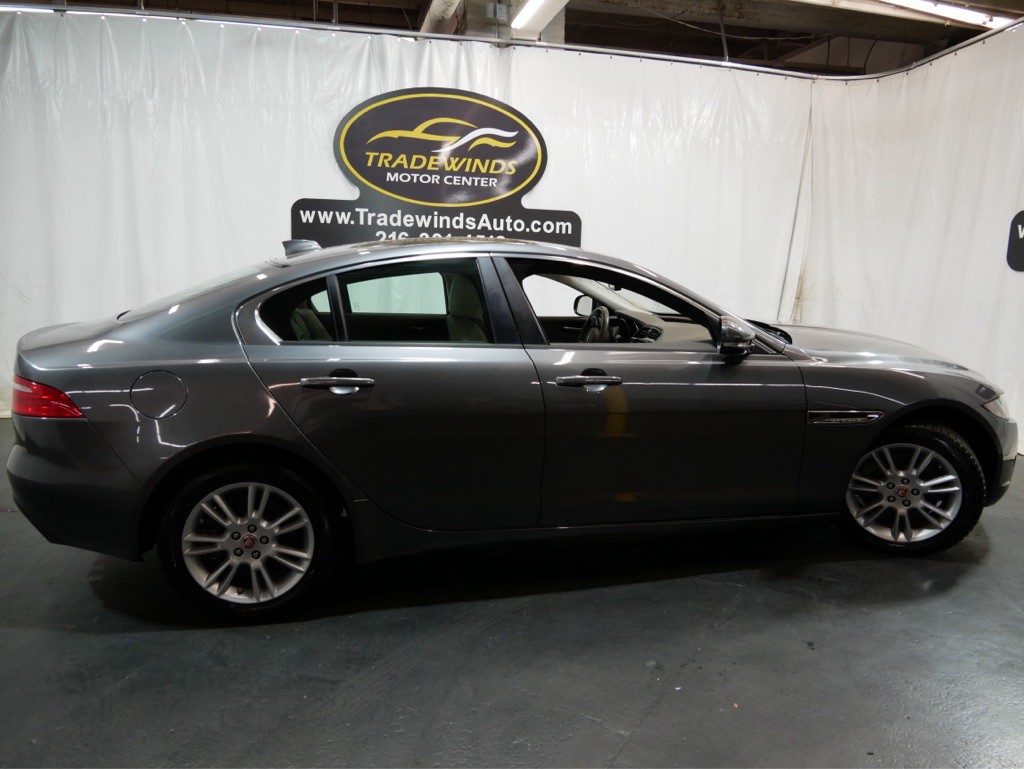 2018 Jaguar XE Image 3