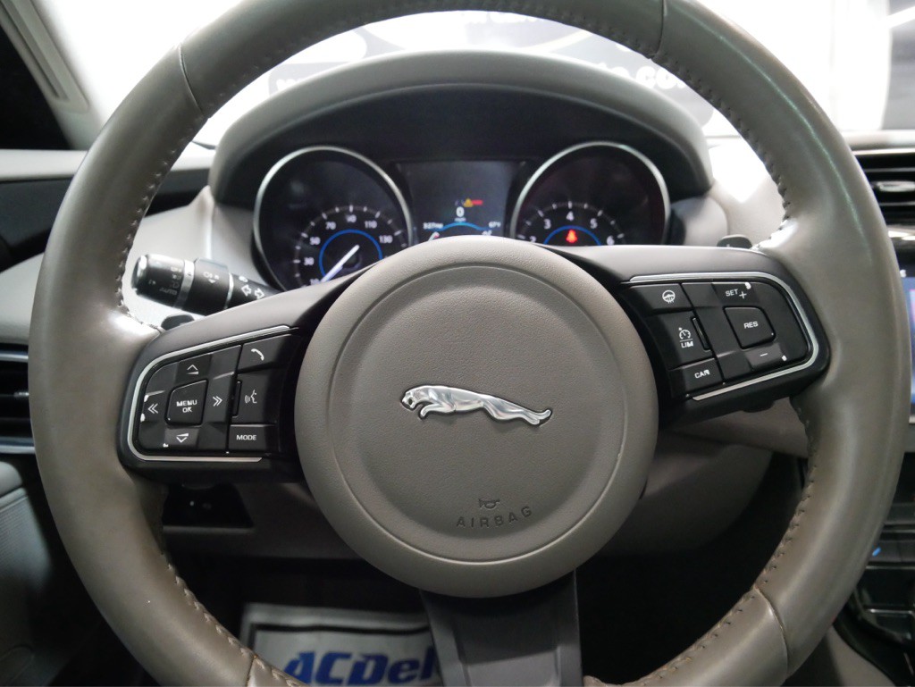 2018 Jaguar XE Image 12