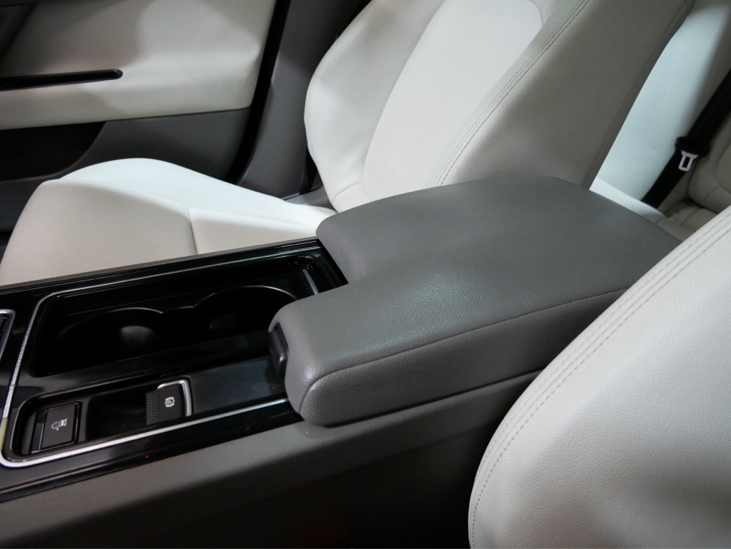2018 Jaguar XE Image 17