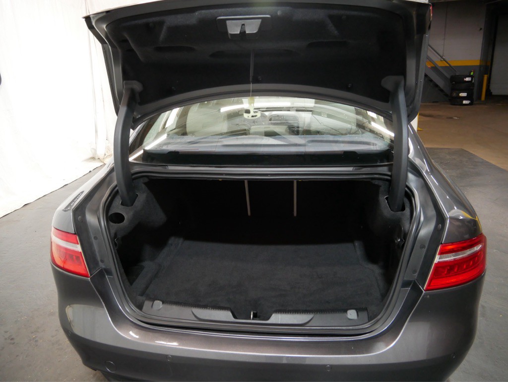 2018 Jaguar XE Image 24