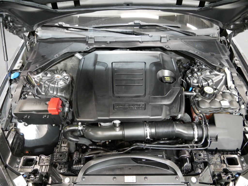 2018 Jaguar XE Image 30