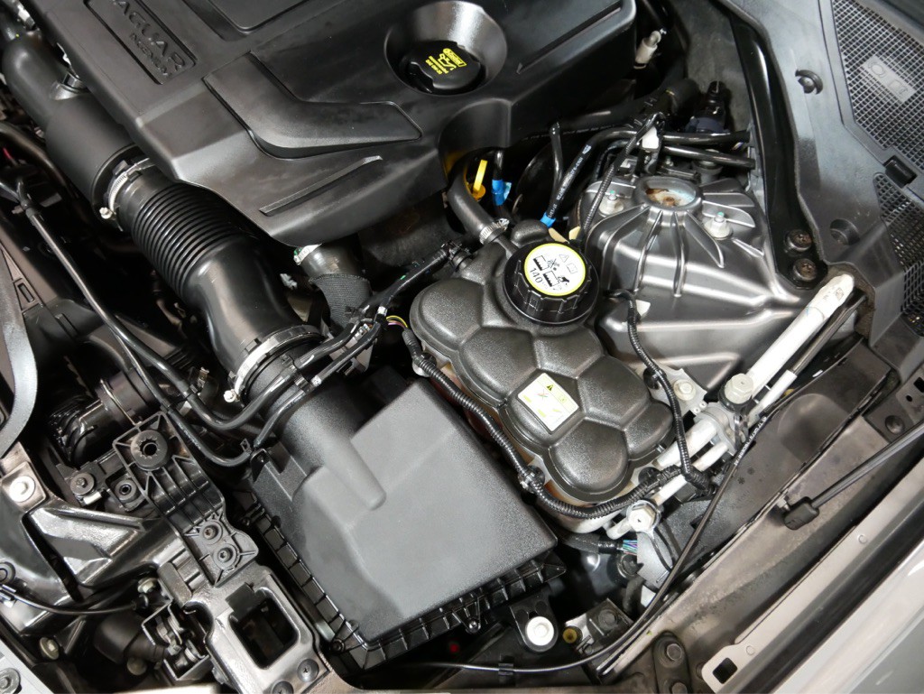2018 Jaguar XE Image 32