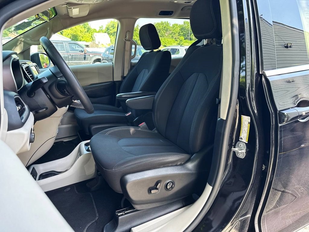 2022 Chrysler Voyager Image 15